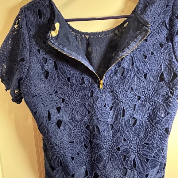 Japna Blue Floral and Lace Top. Medium. - Picture 6 of 8